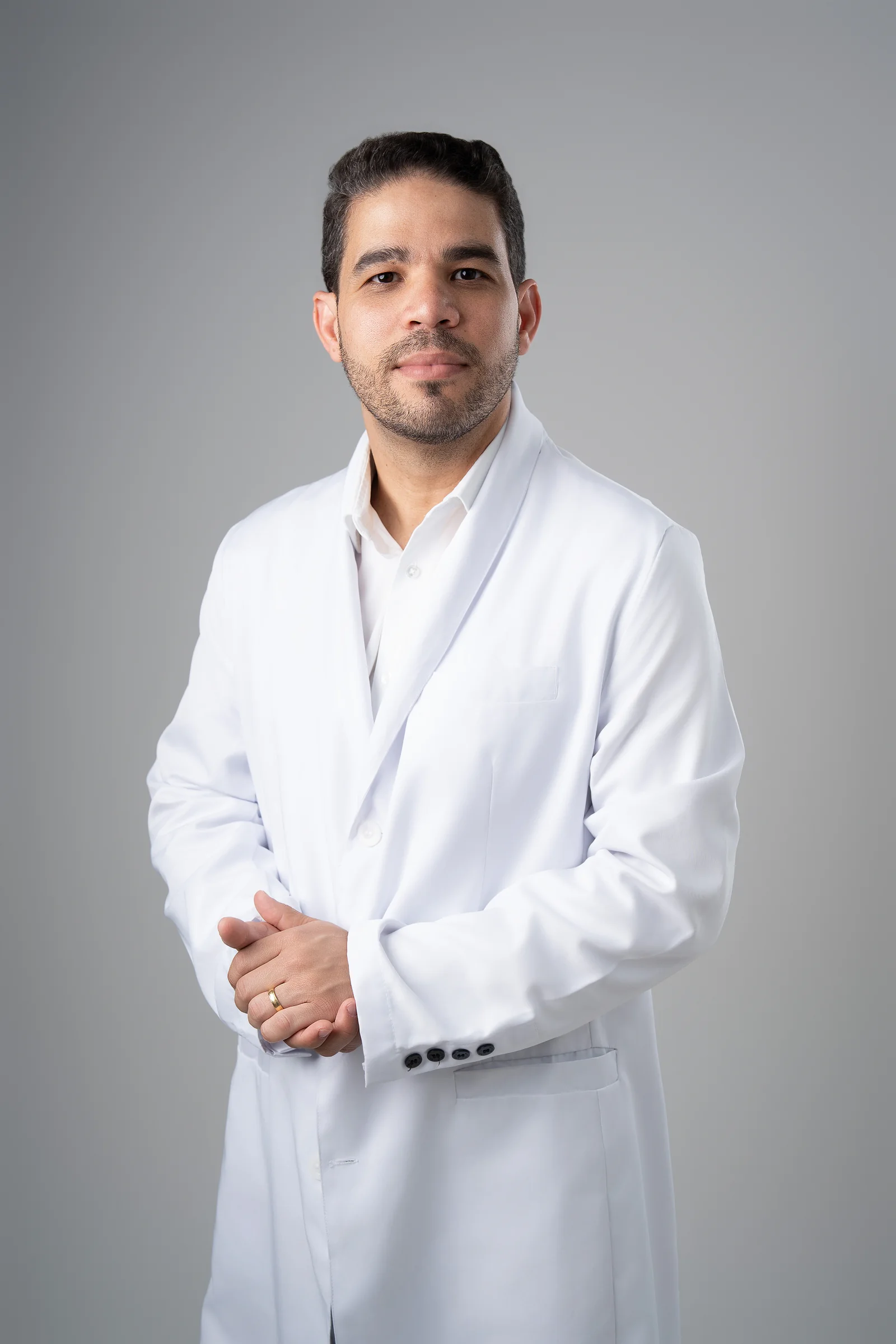Dr. Cristóvão Silva usando jaleco médico